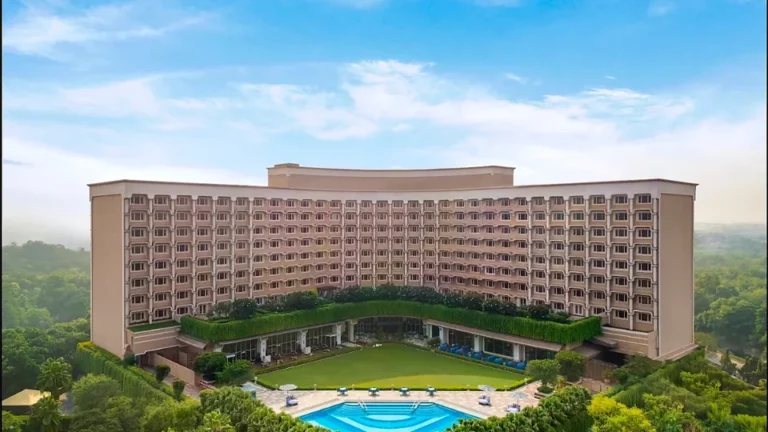 hotel_exterior_pool_taj_palace_new_delhi